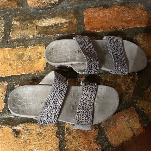 Vionic sandals. - Picture 4 of 5